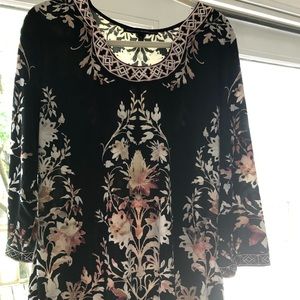 White house black market floral TOP